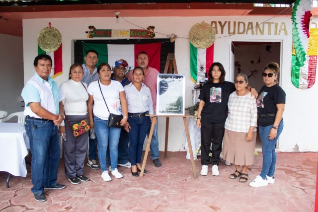 Autoridades auxiliares y municipales acompañaron a la familia en la develación de la placa que será instalada en la ayudantía de la comunidad.