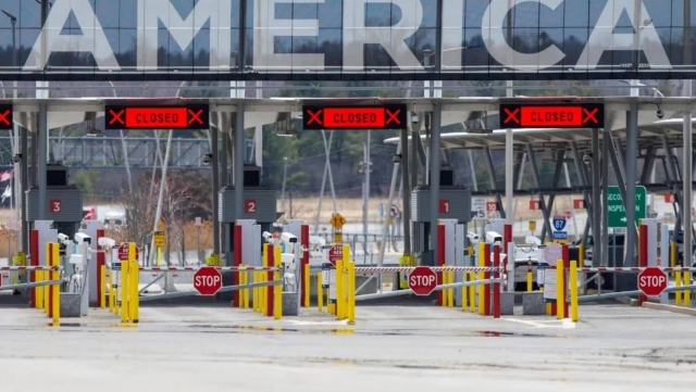Estados Unidos extiende restricciones en fronteras.