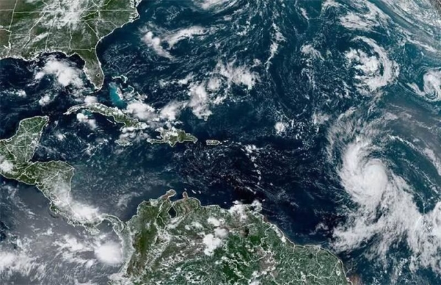 Huracán Lee avanza en el Atlántico y podría intensificarse a categoría 5