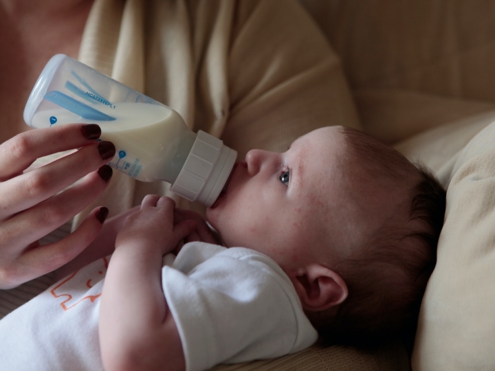 Crean la primera leche materna a partir de células humanas cultivadas en laboratorio