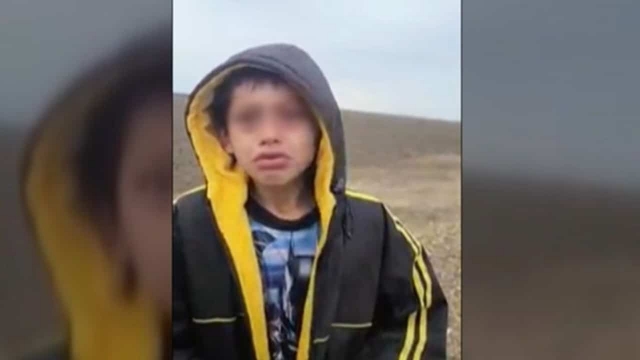 Niño abandonado en la frontera de Texas.