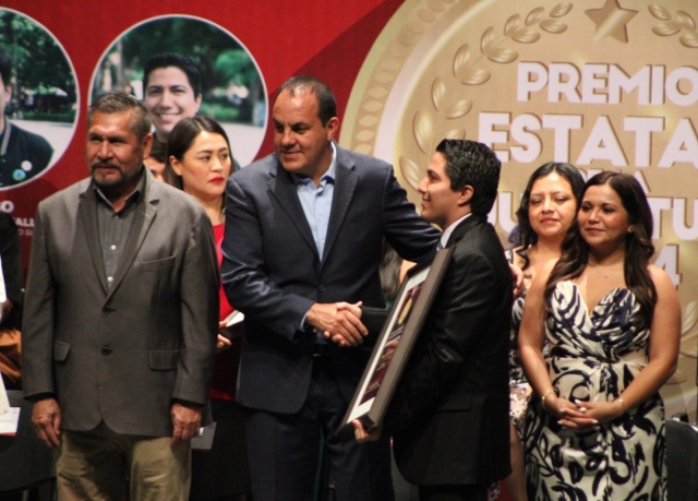 Entrega gobernador Cuauhtémoc Blanco &#039;Premio Estatal de la Juventud 2024&#039;