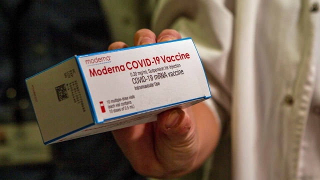 Moderna podría aplicar tercera dosis de su vacuna
