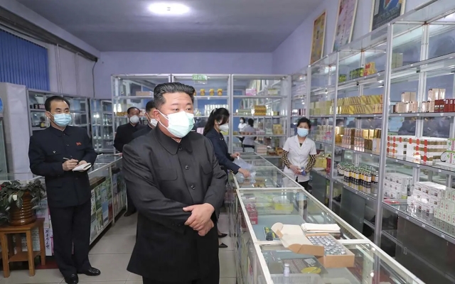 Líder norcoreano moviliza a militares para entregar medicamentos ante brote de Covid-19