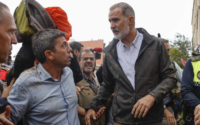 Reyes de España enfrentan protestas en su visita a zona afectada por inundaciones