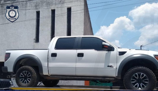 Abandonan una camioneta en Coatlán del Río