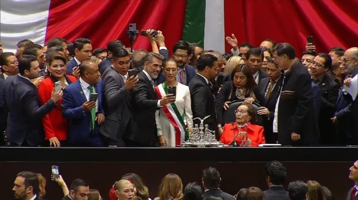 Sergio Mayer recibe críticas en la toma de protesta de Sheinbaum.