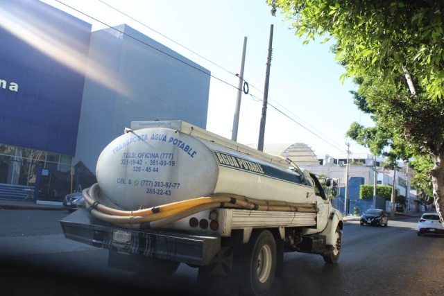 Los cortes de agua realizados en amplias zonas de la ciudad aumentaron la demanda del servicio de entrega de agua en camiones cisterna.  