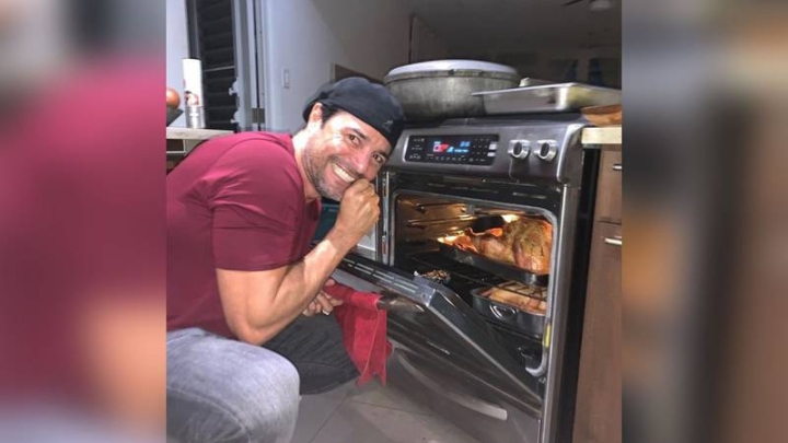 Chayanne se luce y prepara desayuno para celebrar el Día de las Madres