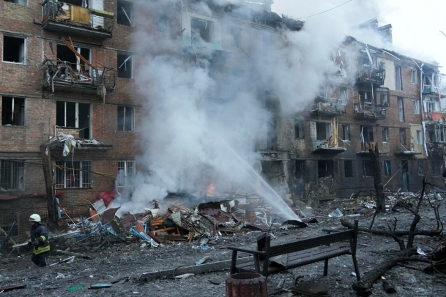 Ataques rusos causan apagones en ciudades de Ucrania; 3 muertos