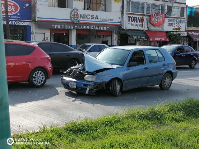 Accidente automovilístico en bulevar Cuauhnáhuac