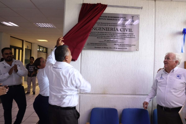 Comenzaron los festejos con motivo de los aniversarios de cuatro carreras del ITZ. Ingeniería Civil develó una placa por sus primeros 50 años.