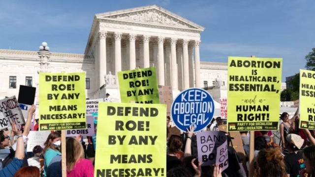 Corte Suprema de EU anula un fallo histórico sobre el derecho al aborto