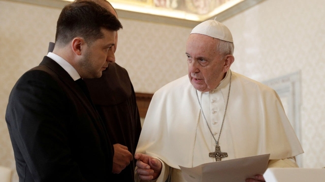 Zelenski conversa con el papa Francisco y le invita a Ucrania