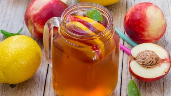 Prepara esta dulce limonada de durazno y dile adiós al calor con su refrescante sabor