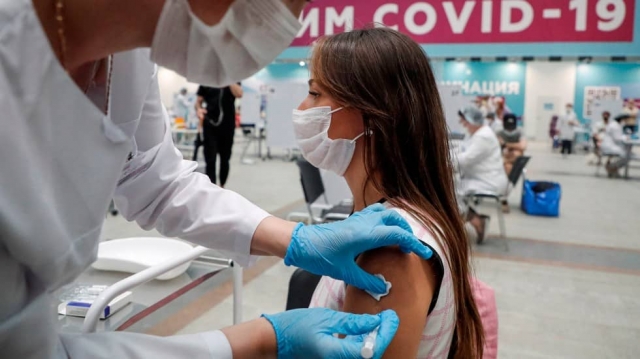 OMS pide posponer tercera dosis de vacuna COVID.