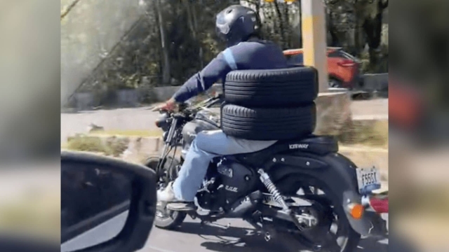 Motociclista se hace viral por transportar llantas.