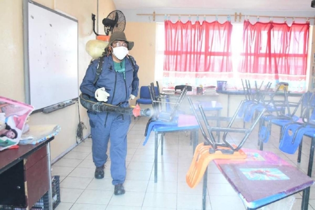 Las brigadas municipales realizaron labores de saneamiento mediante la nebulización en las escuelas. 