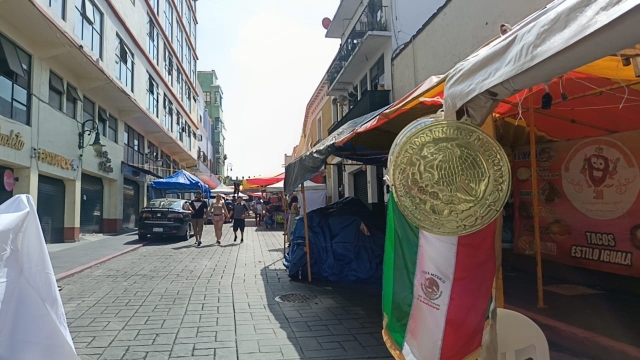 Instalan comerciantes puestos en diversas calles del centro de Cuernavaca, por festejos patrios