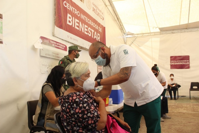 La Secretaría de Bienestar fue una de las sedes en las que se aplicó la vacuna anticovid-19 ayer en Cuernavaca.  