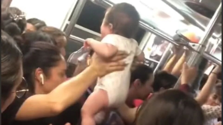 Bebé es pasado de mano en mano en el Metro de CDMX