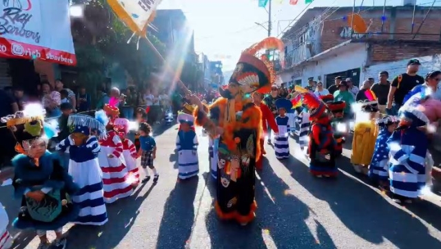 Alegría, música y trajes tradicionales mostraron escolares en el carnavalito Emiliano Zapata