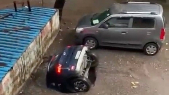 Un socavón se traga un auto estacionado