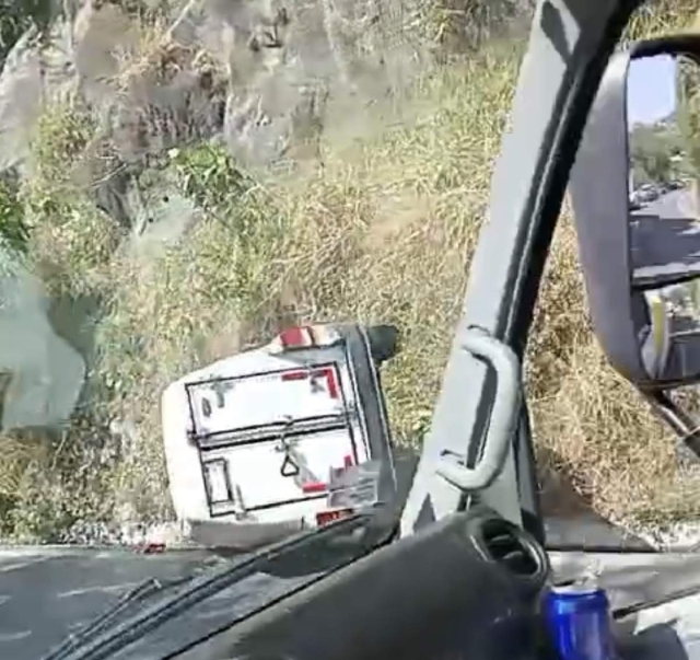 La camioneta terminó a orillas de la carretera.