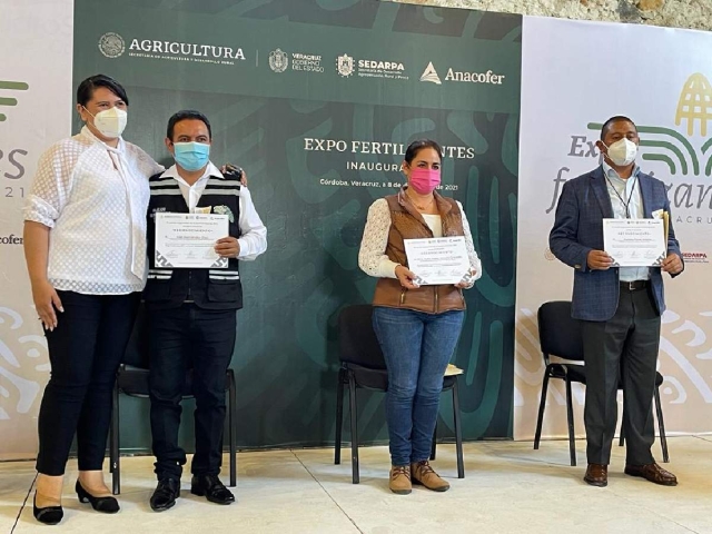 Expone Katia Herrera beneficios del fertilizante para productores de maíz y arroz