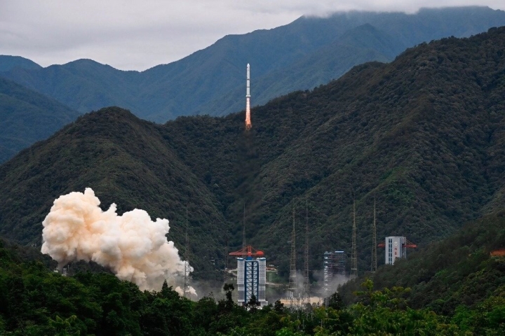 China y Francia lanzan satélite Svom para vigilar rayos gamma