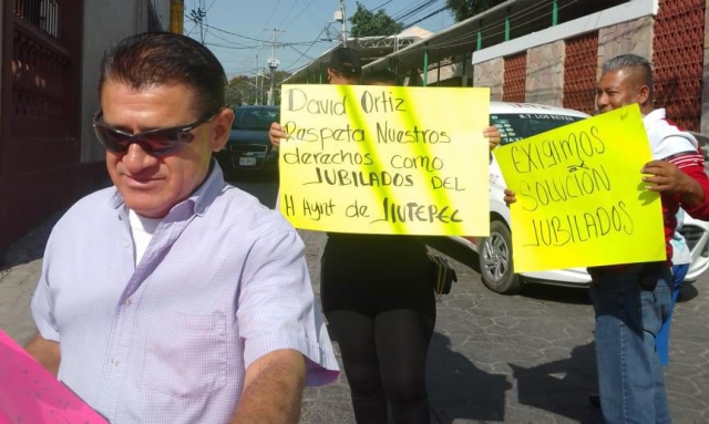 Protestan jubilados y pensionados de la Secretaría de Seguridad Pública de Jiutepec