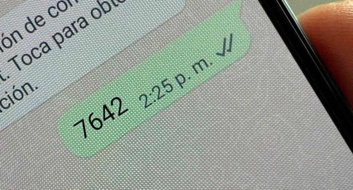 WhatsApp: por qué los jóvenes se mandan “7642″ como mensaje y qué significa