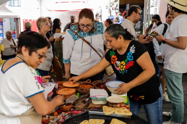 Recorre secretaria de Cultura corredor gastronómico y artesanal del Festival Miquixtli