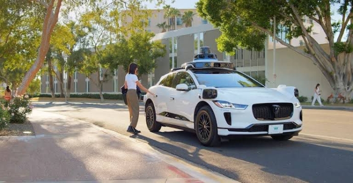 Waymo comienza pruebas de robotaxis en autopistas del Área de la Bahía