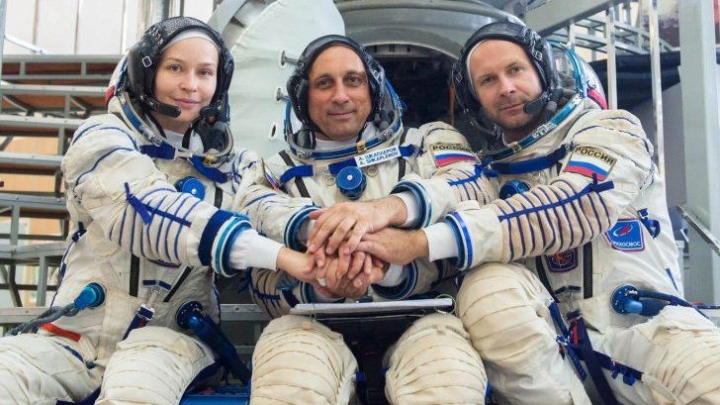 Rusia lanza a la ISS al equipo que filmará la primera película en el espacio