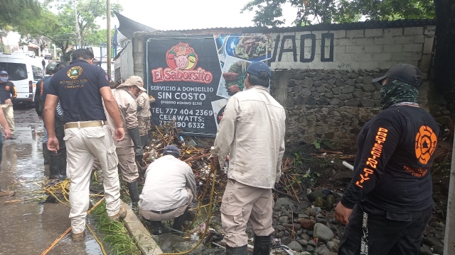 PC Cuernavaca atendió reporte de taponamiento en barranca de Guacamayas