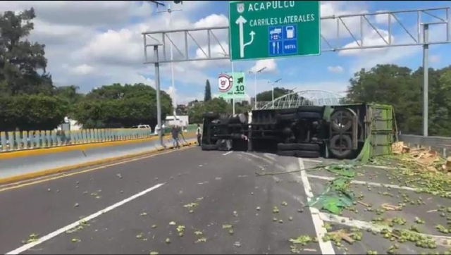 El camión quedó atravesado en la carretera.