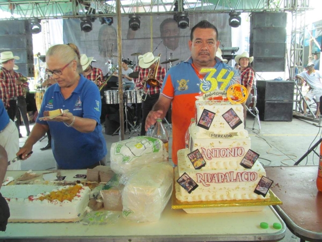 Locatarios del mercado “Rivapalacio” celebraron su XXXIV aniversario con pastel y baile.