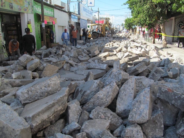 De manera sorpresiva, la madrugada de este martes, el Ayuntamiento comenzó con la demolición del deteriorado concreto para rehabilitar la calle Leyva.