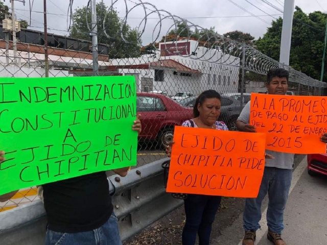 Ejidatarios de Chipitlán protestaron en la sede de la SICT para exigir el pago de cinco millones de pesos por la ocupación de sus predios para la autopista México-Cuernavaca. 