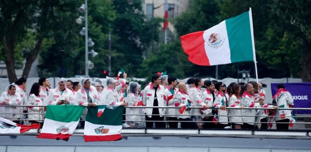 Delegación mexicana presente en el río Sena en los Juegos Olímpicos de París 2024.