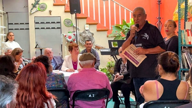 Durante la entrega del reconocimiento, varios asistentes compartieron sus testimonios acerca del trabajo de la doctora Ludmila Vite.