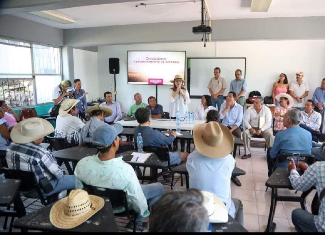 La gobernadora electa escuchó de viva voz las necesidades del sector agrícola del poniente.