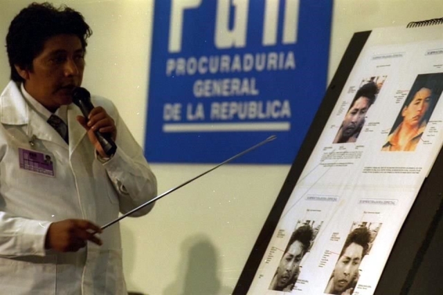 Un perito muestra fotografías de Mario Aburto, asesino del ex candidato a la presidencia de México Luis Donaldo Colosio, a periodistas en conferencia de prensa en la Procuraduría General de la República. 