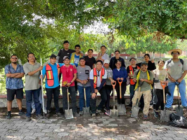 Los voluntarios limpiaron las márgenes del río.