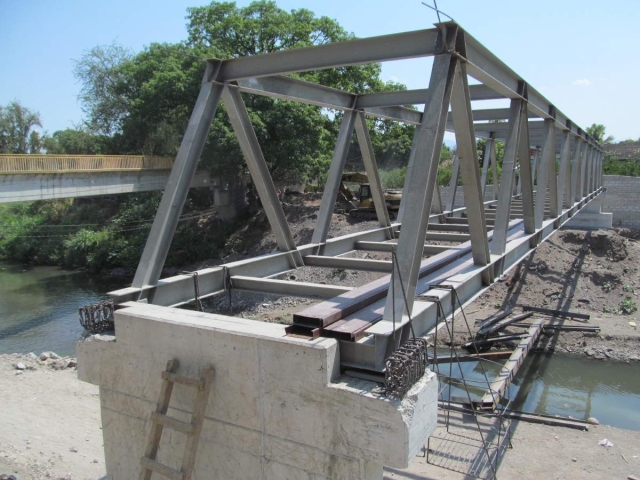 El nuevo puente que cruzará el río Apatlaco –de Jojutla a Panchimalco– va tomando forma. No hay fecha para su culminación.