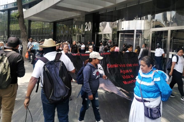 Este miércoles, activistas y seguidores de Samir Flores acudieron a la sede de la FGR, en la Ciudad de México.