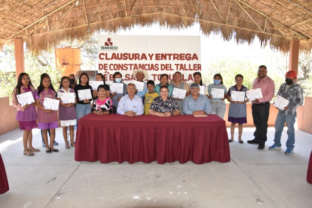 Tejiendo éxito: Entregan constancias por taller de bolsa de toquilla en Cuentepec