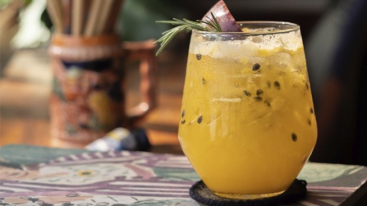 Refréscate con una deliciosa bebida de maracuyá con mango, así la preparas