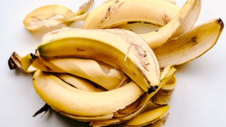 Así puedes usar la cáscara de plátano para mejorar la apariencia de la piel